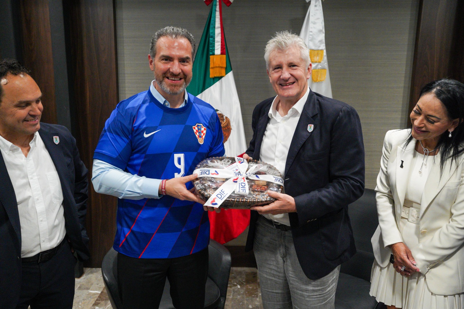Dialoga ex delantero Davor Šuker con el alcalde de Monterrey sobre el próximo mundial de futbol