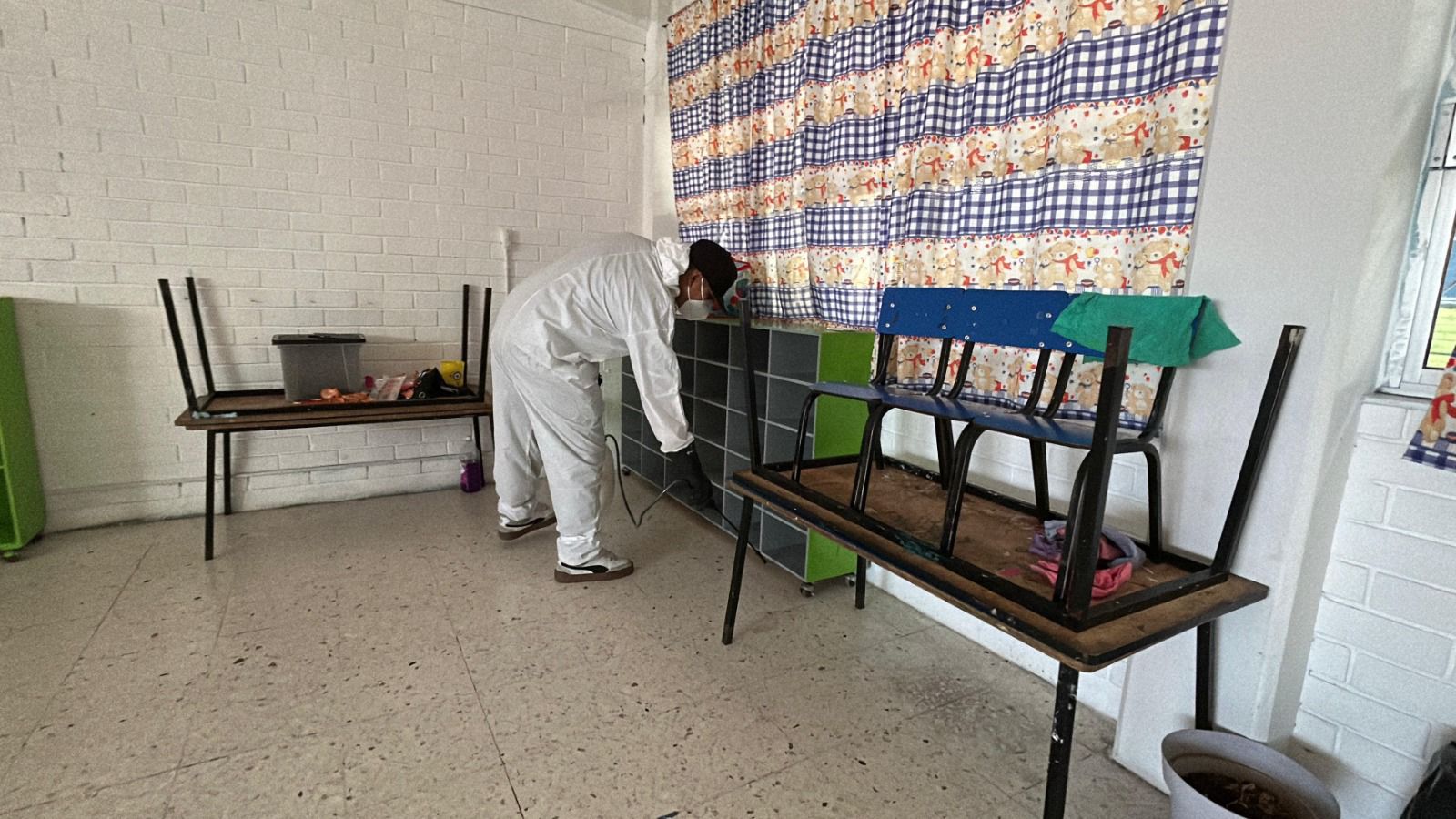 Realiza Santa Catarina brigadas de limpieza y fumigación en escuelas