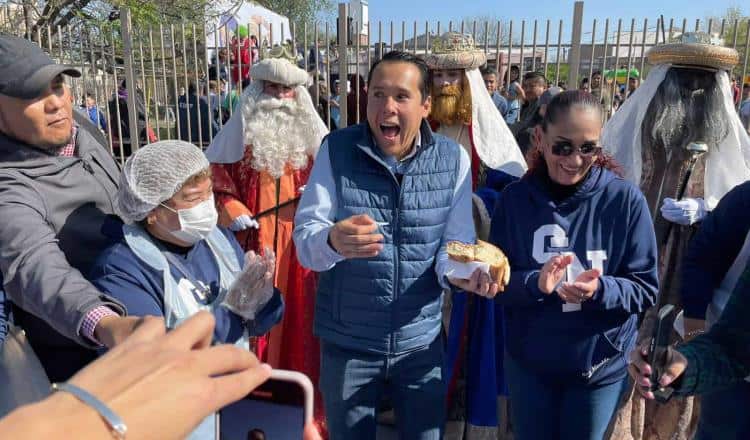 Familias de San Nicolás celebran con macro rosca de Reyes en la Col.Paseo del Nogalar