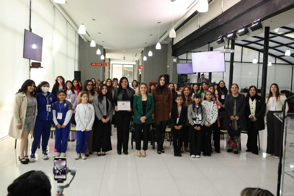 Inaugura Itzel Castillo Parlamento de Mujeres Jóvenes