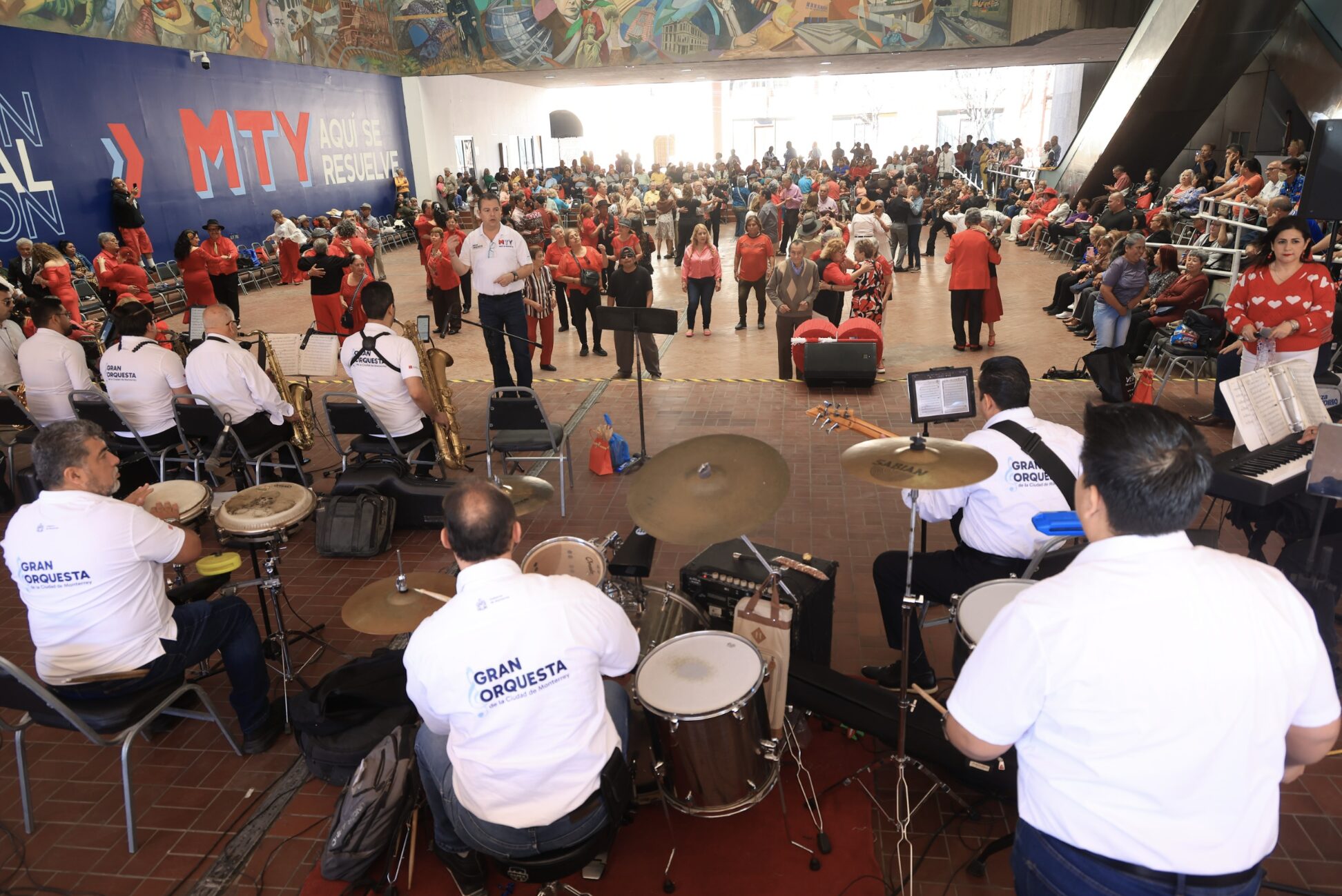 Conmemora Monterrey Día del amor y la amistad durante baile dominical