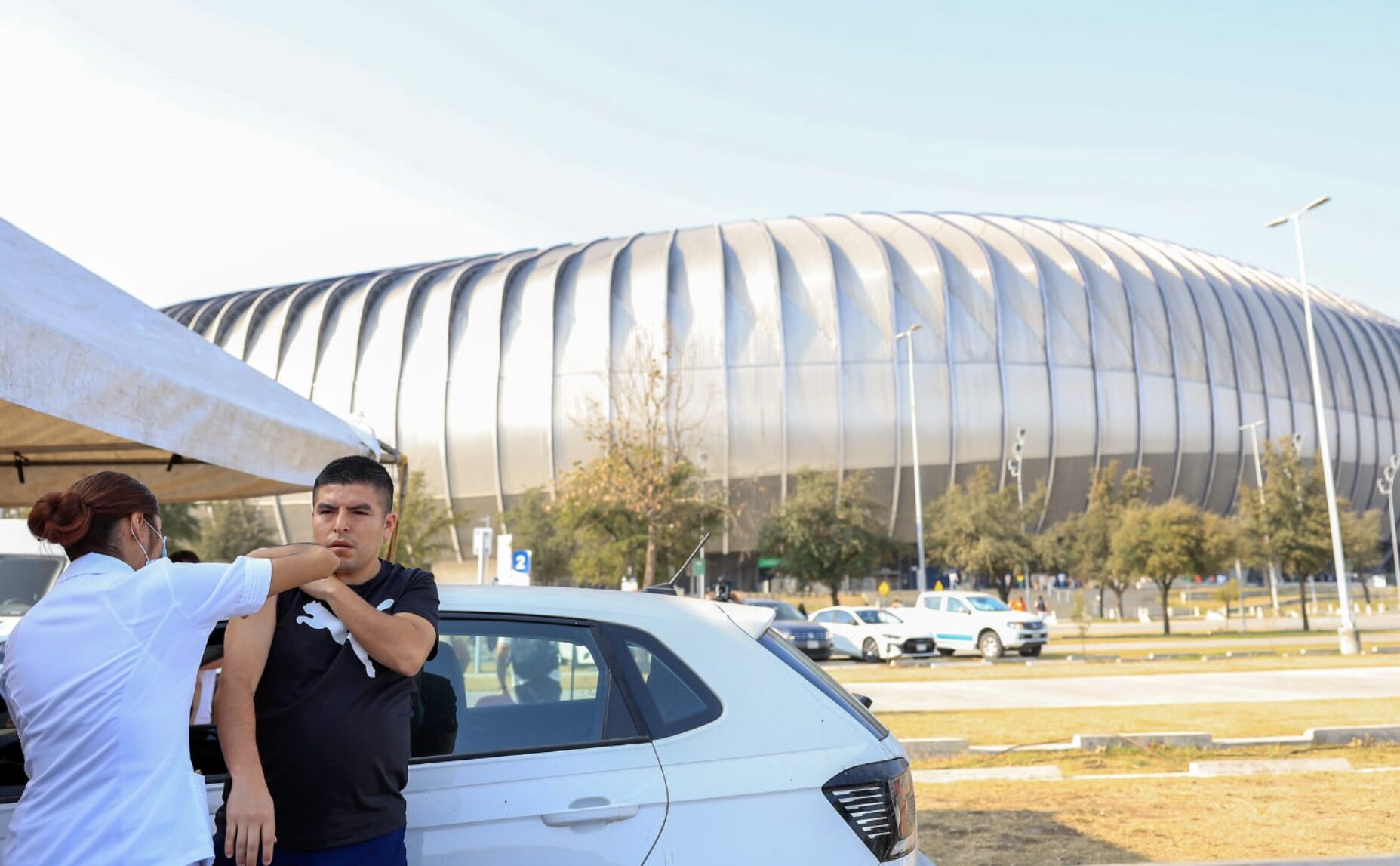 Realizan vacunación masiva en Estadio BBVA