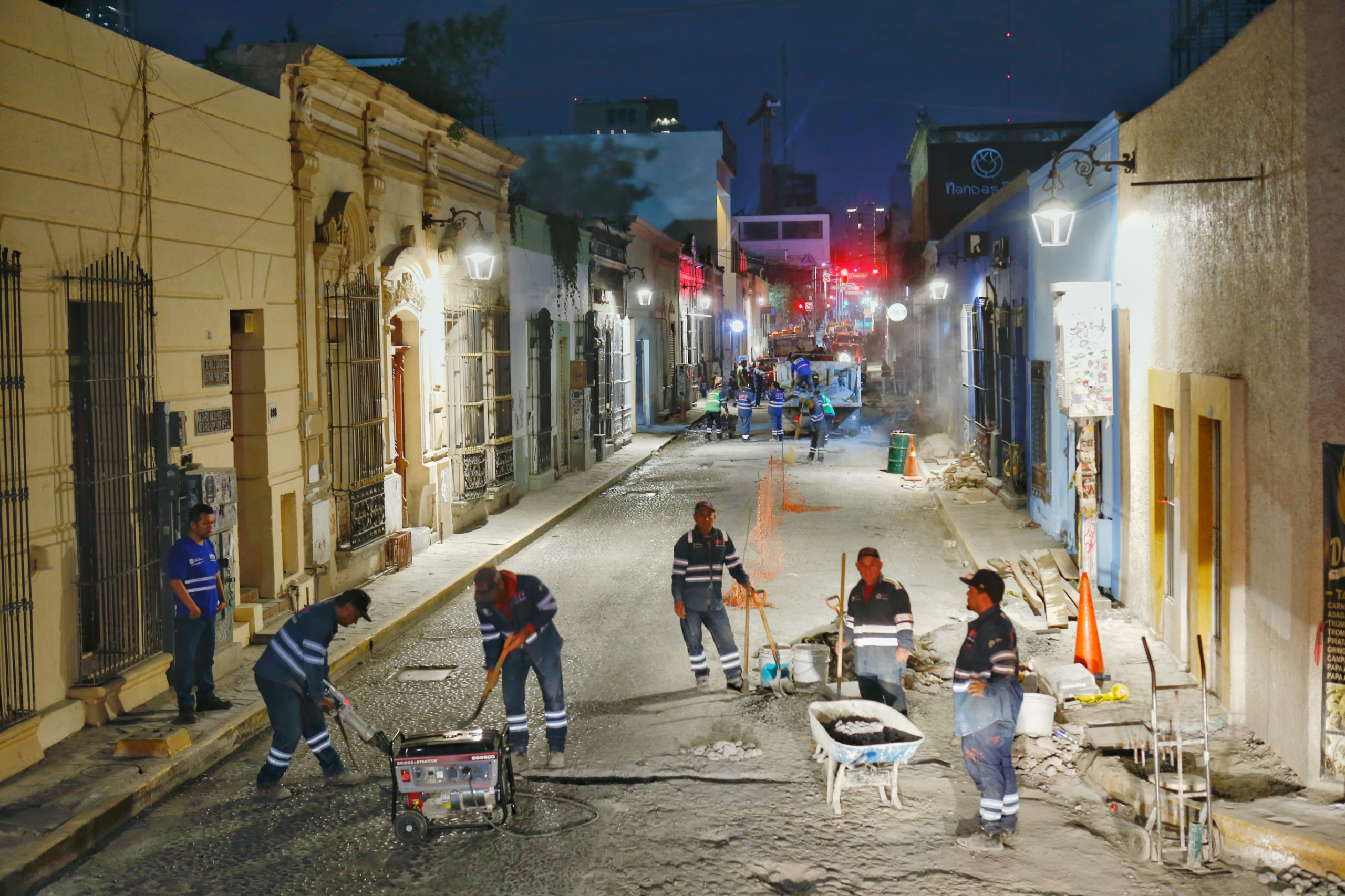 Interviene Monterrey más de 200 m² con bacheo en Barrio Antiguo