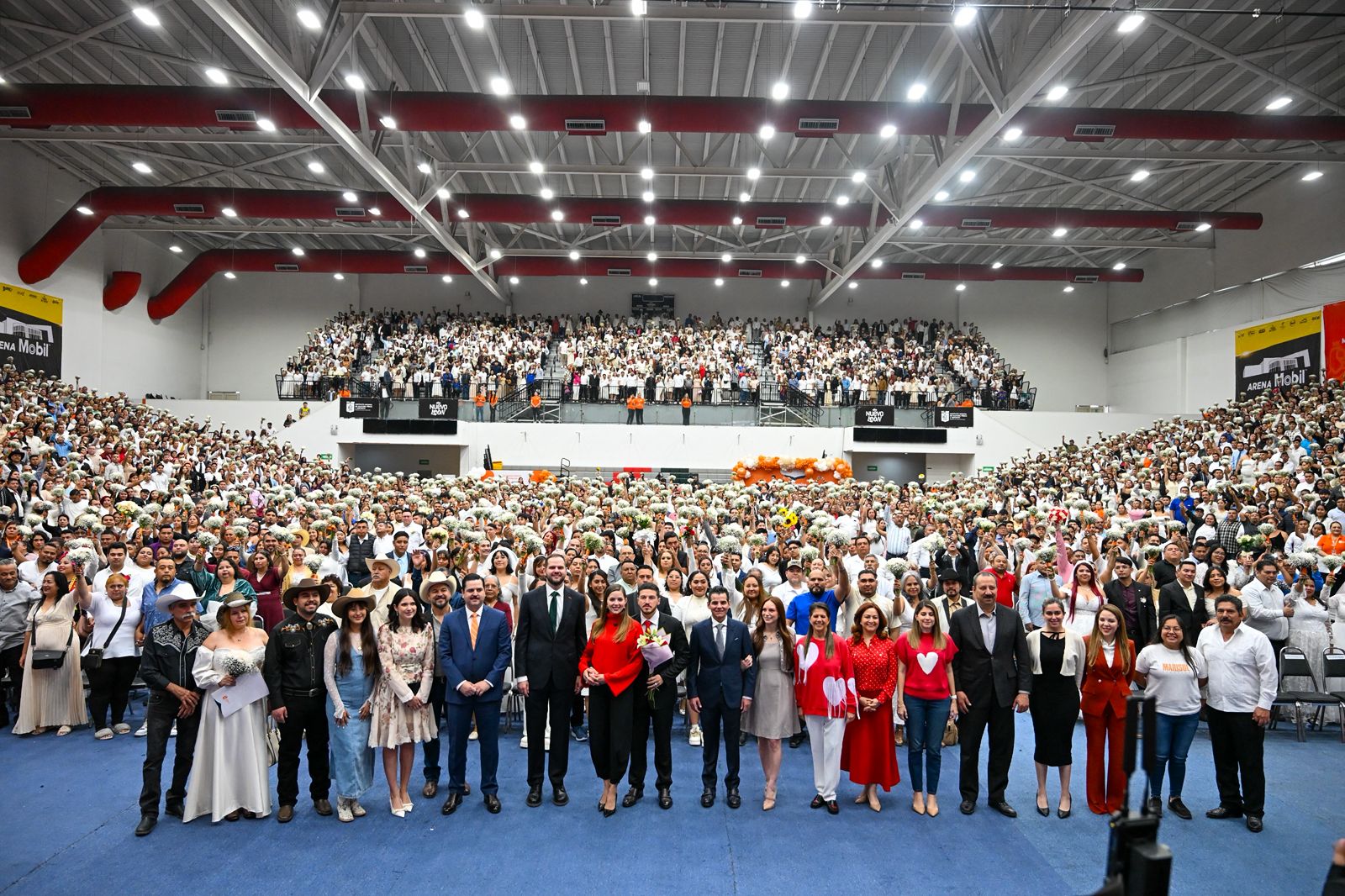 Samuel y Mariana son «testigos» de más de 2500 matrimonios colectivos en NL