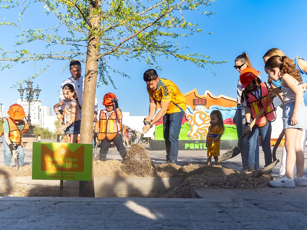 Samuel García y Mariana Rodríguez consolidan un Nuevo León más verde con la plantación del árbol un millón