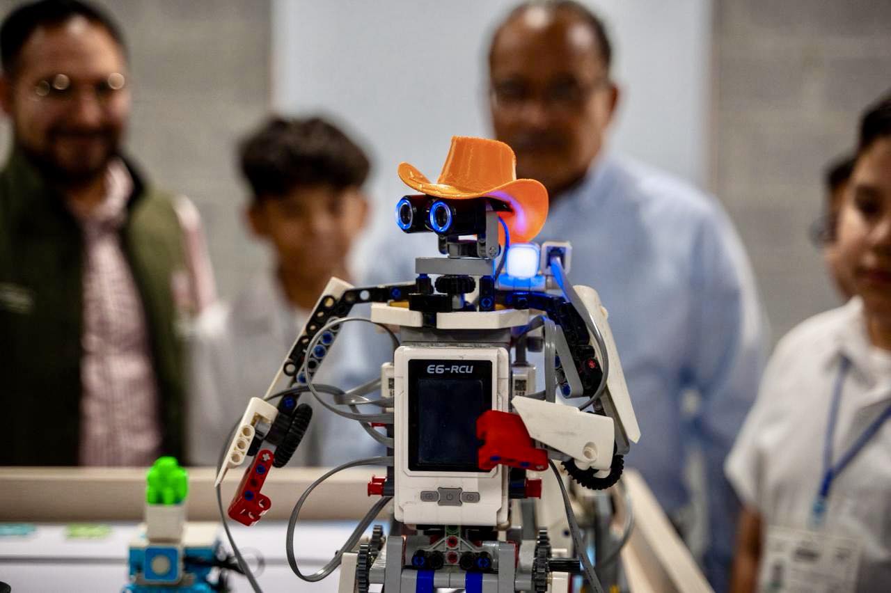 Apuesta Escobedo por educación tecnológica