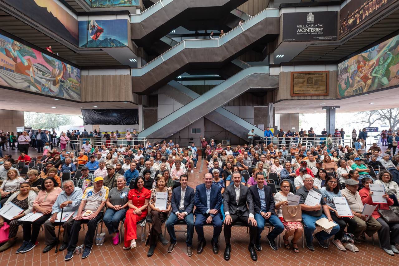 Encabeza Adrián de la Garza entrega de 500 testamentos