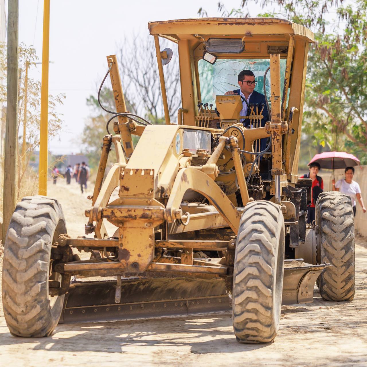 Después de años de rezago, inician trabajos de pavimentación en avenida Los Reguiletes 