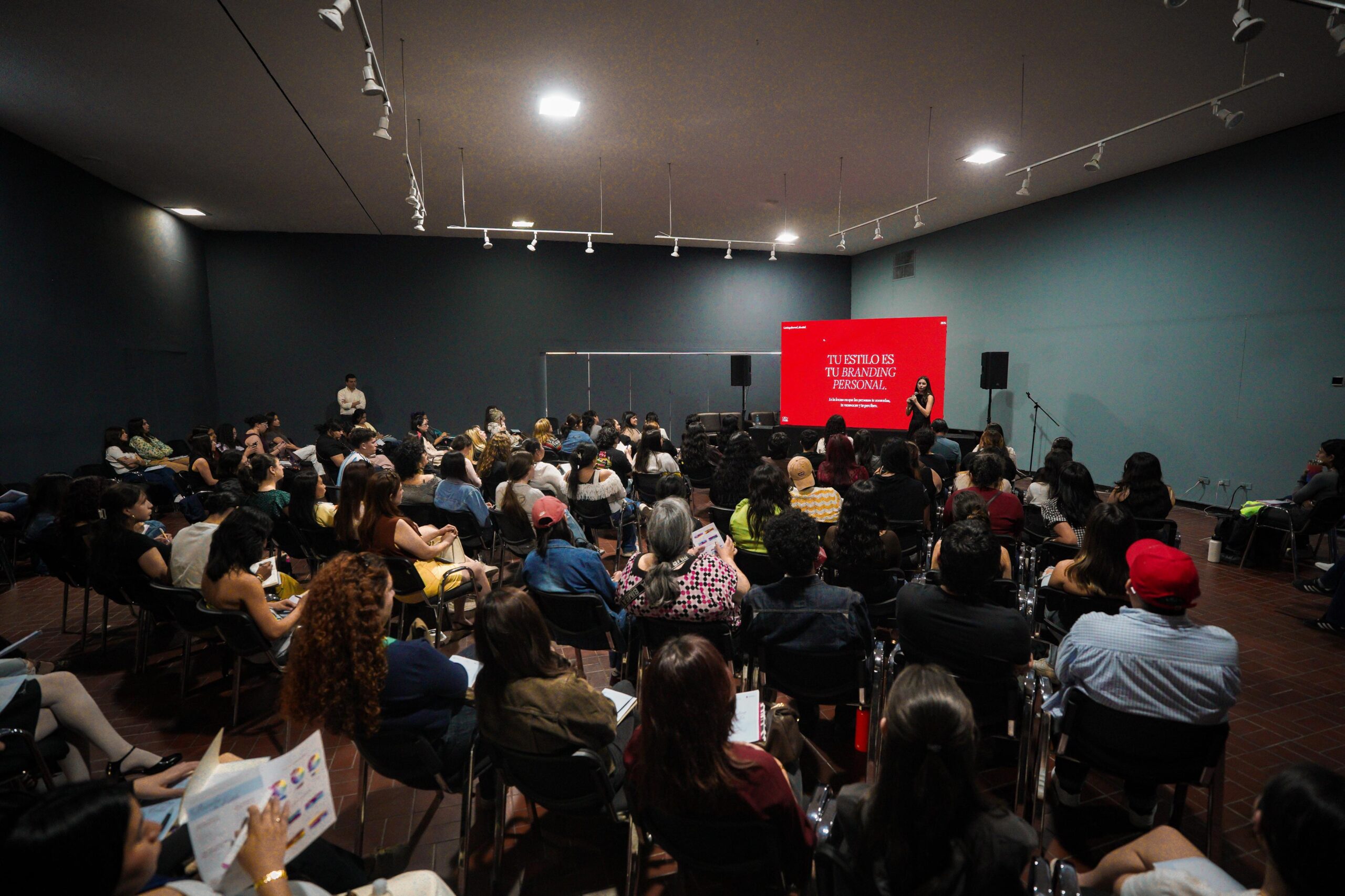 Acerca Monterrey herramientas de imagen y emprendimiento a jóvenes mediante taller de styling