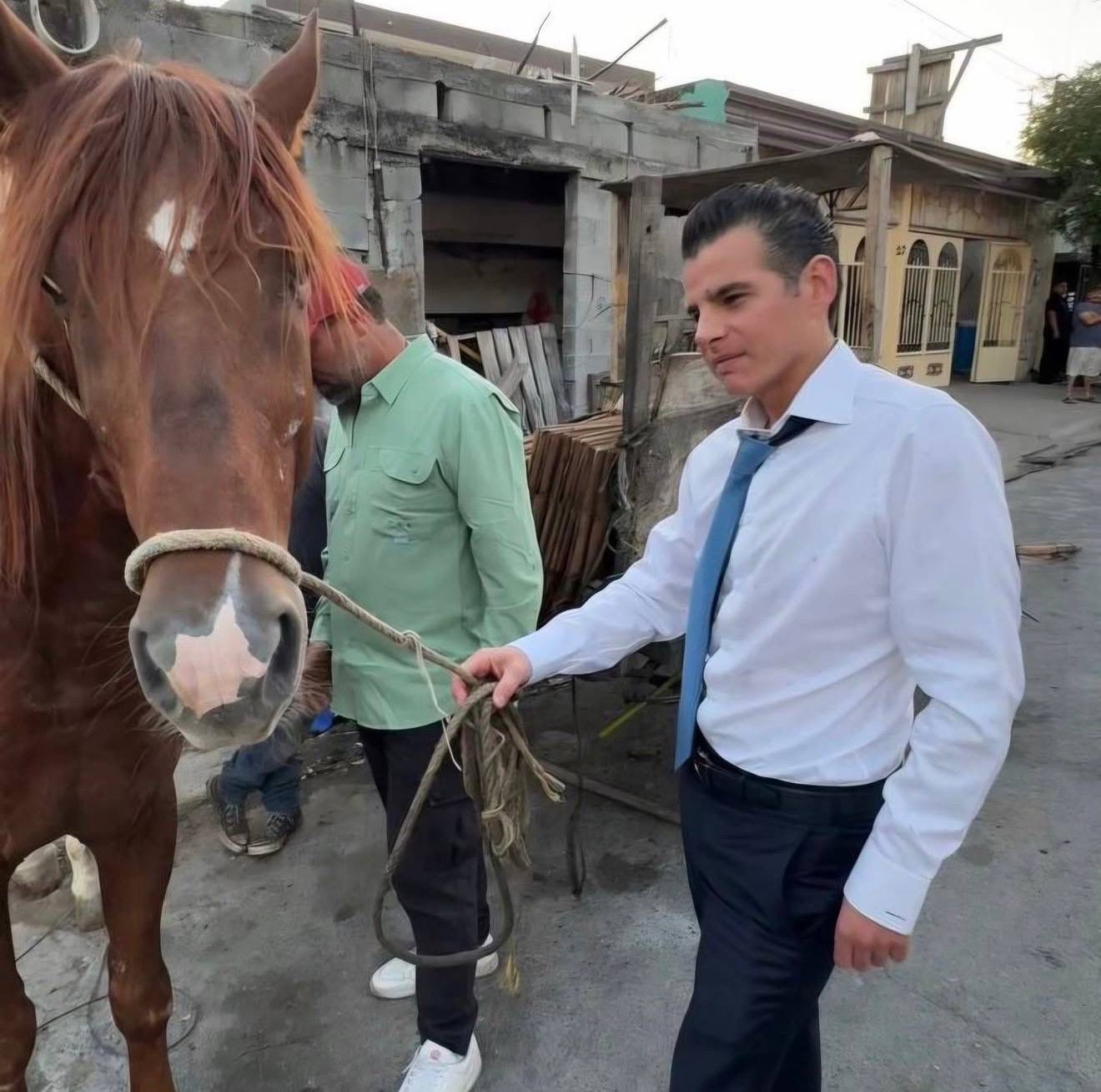 Rescata Mike Flores a caballo que circulaba con exceso de carga en Monterrey