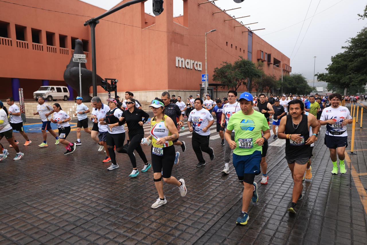 Lleva a cabo Monterrey carrera 21K con temática mundialista