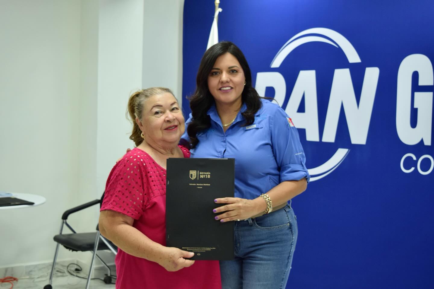 Itzel Castillo entrega de testamentos a adultos mayores en Guadalupe