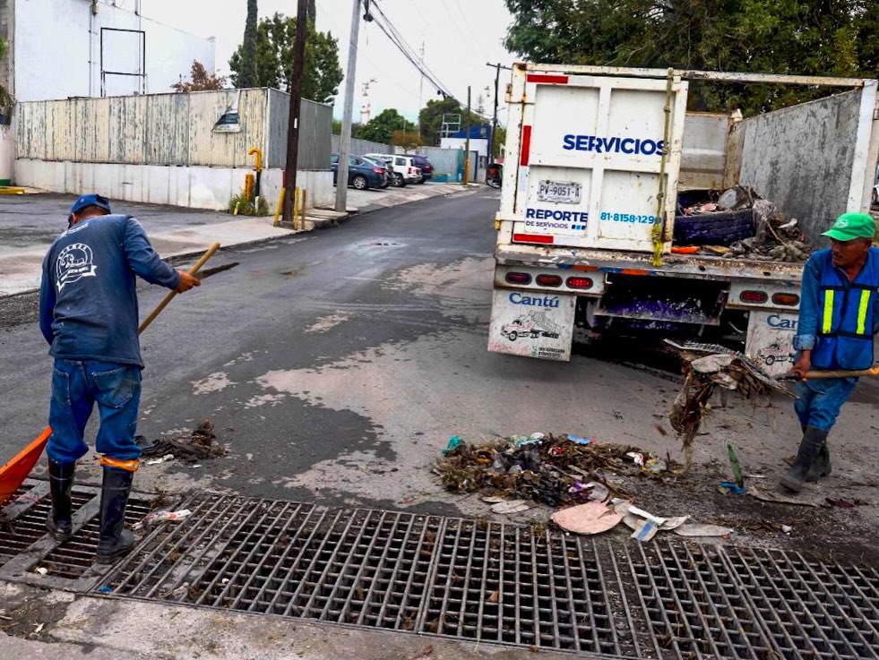 Emprende San Nicolás brigada de limpieza de alcantarillas