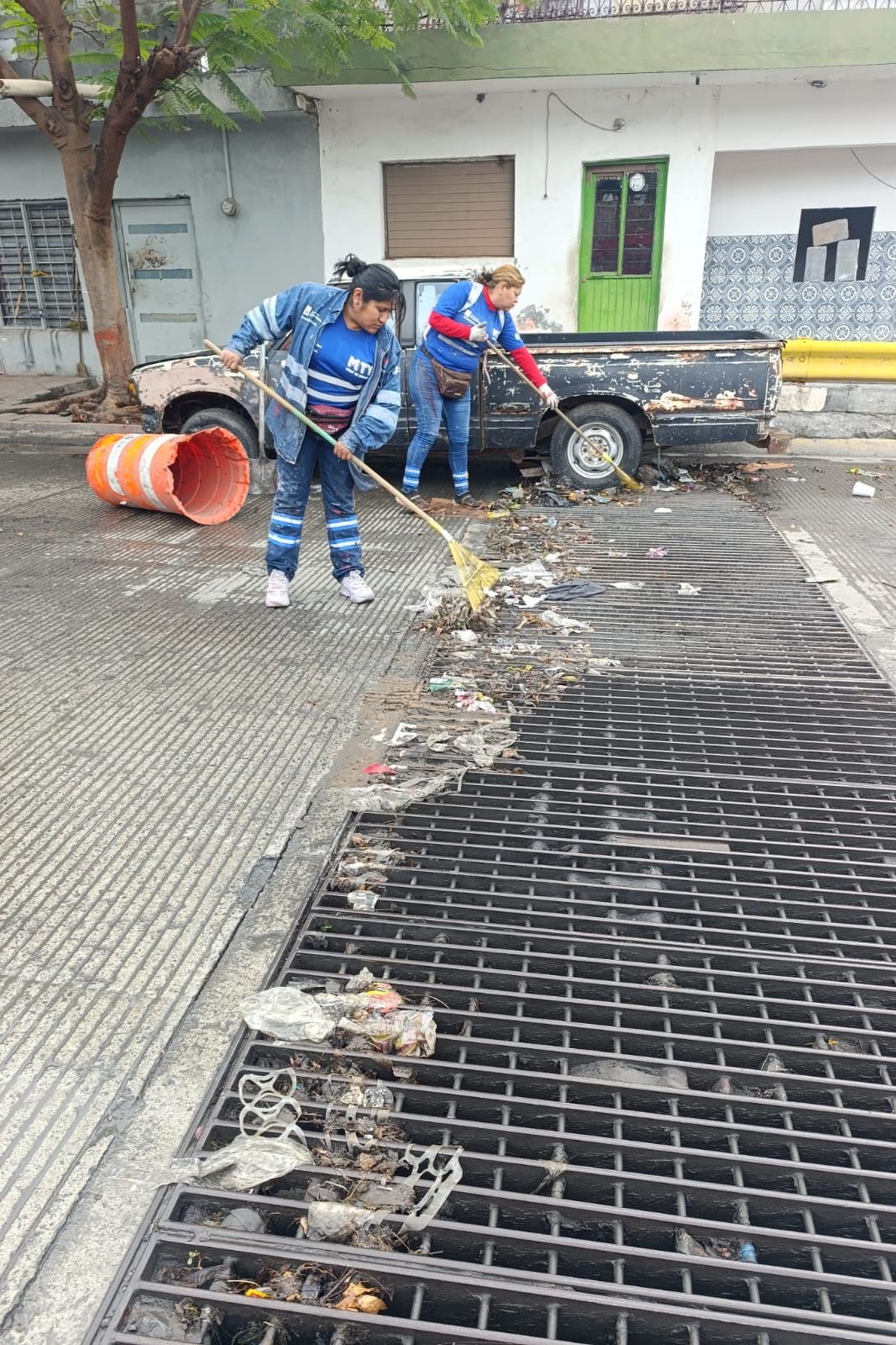 Limpia Monterrey 2,500 parrillas pluviales para prevenir encharcamientos