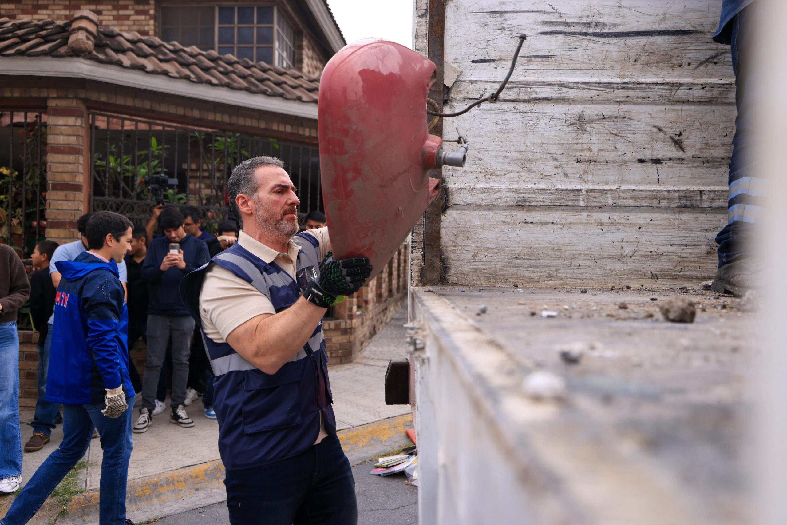 Encabeza Adrián de la Garza operativo integral de servicios públicos en Colonia del Maestro
