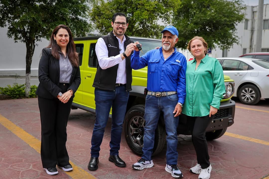 Entrega David de la Peña auto a ciudadano por pago de predial 
