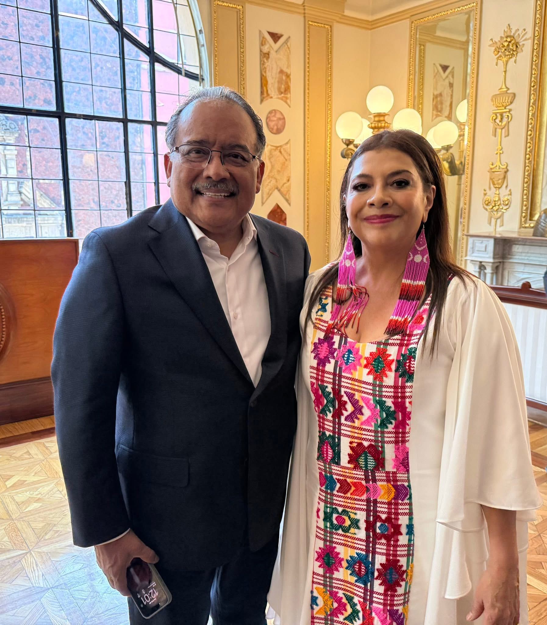 Andrés Mijes lleva agenda social y cultural a foro internacional