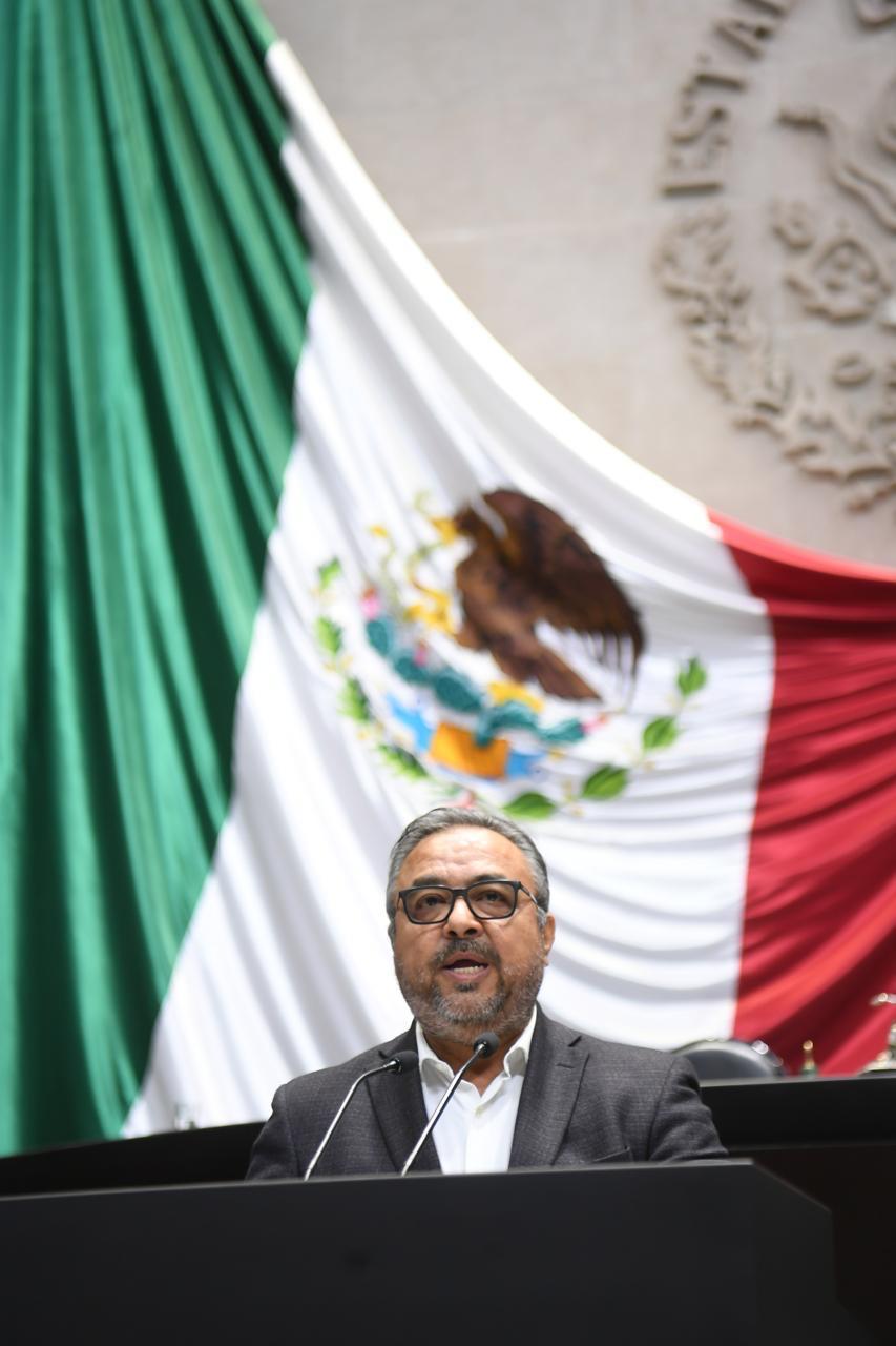 Impulsa Víctor Pérez traslado de leche materna en aeropuertos y aviones