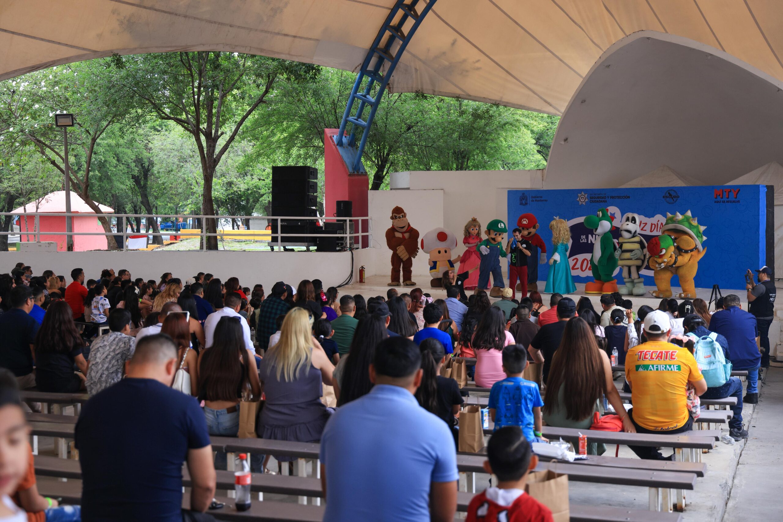 Festejan a hijos de policías y tránsitos de Monterrey