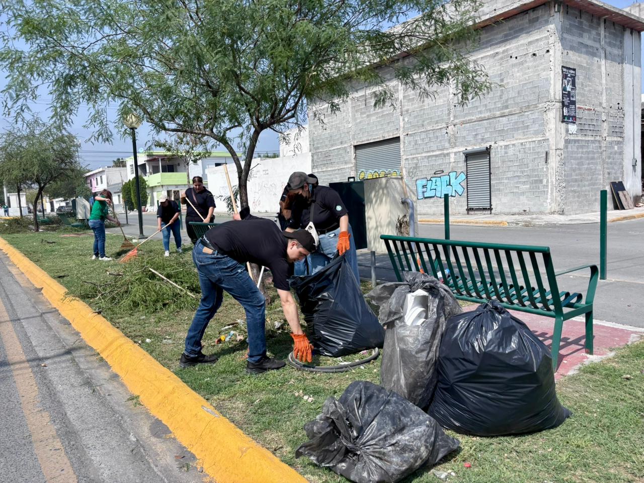 Retiran más de ocho toneladas de desechos de la vía pública en zona norte