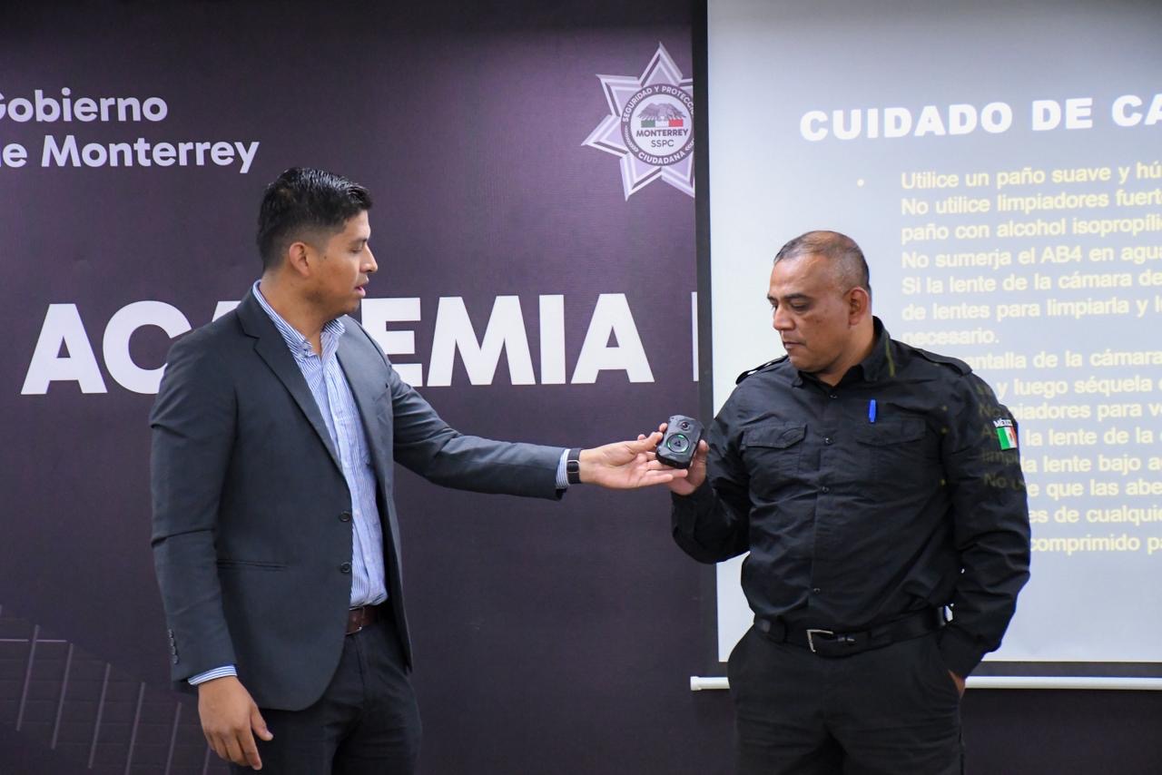 Capacitan a Policías de Monterrey en uso de cámaras corporales con traductor de idiomas