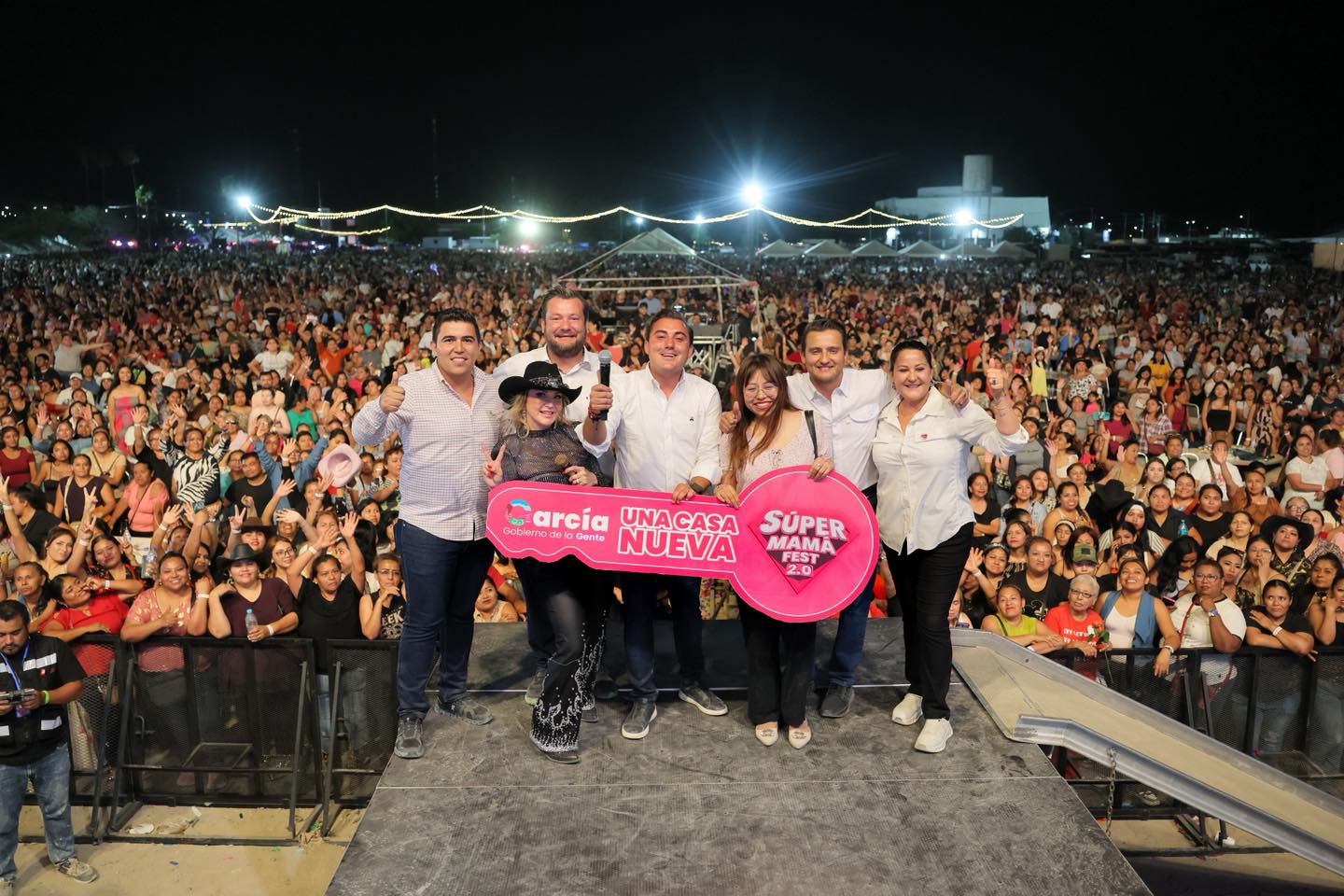 Celebra Manuel Guerra a más de 35 mil mamás en García
