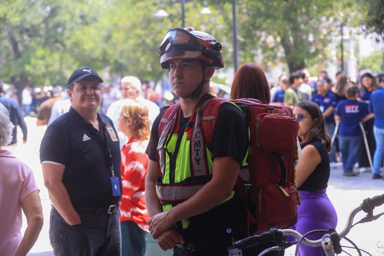Participan empleados de Monterrey en el simulacro nacional de desalojo