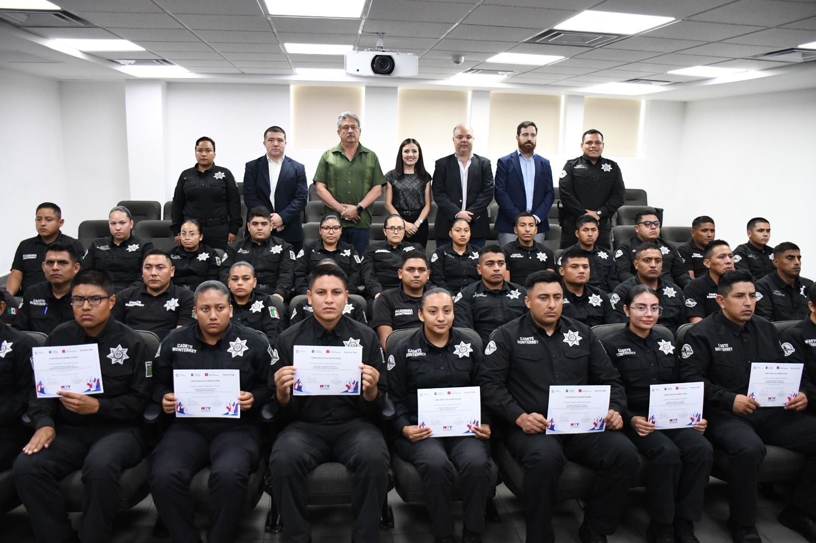 Entregan constancias a 40 cadetes que terminan curso de inglés