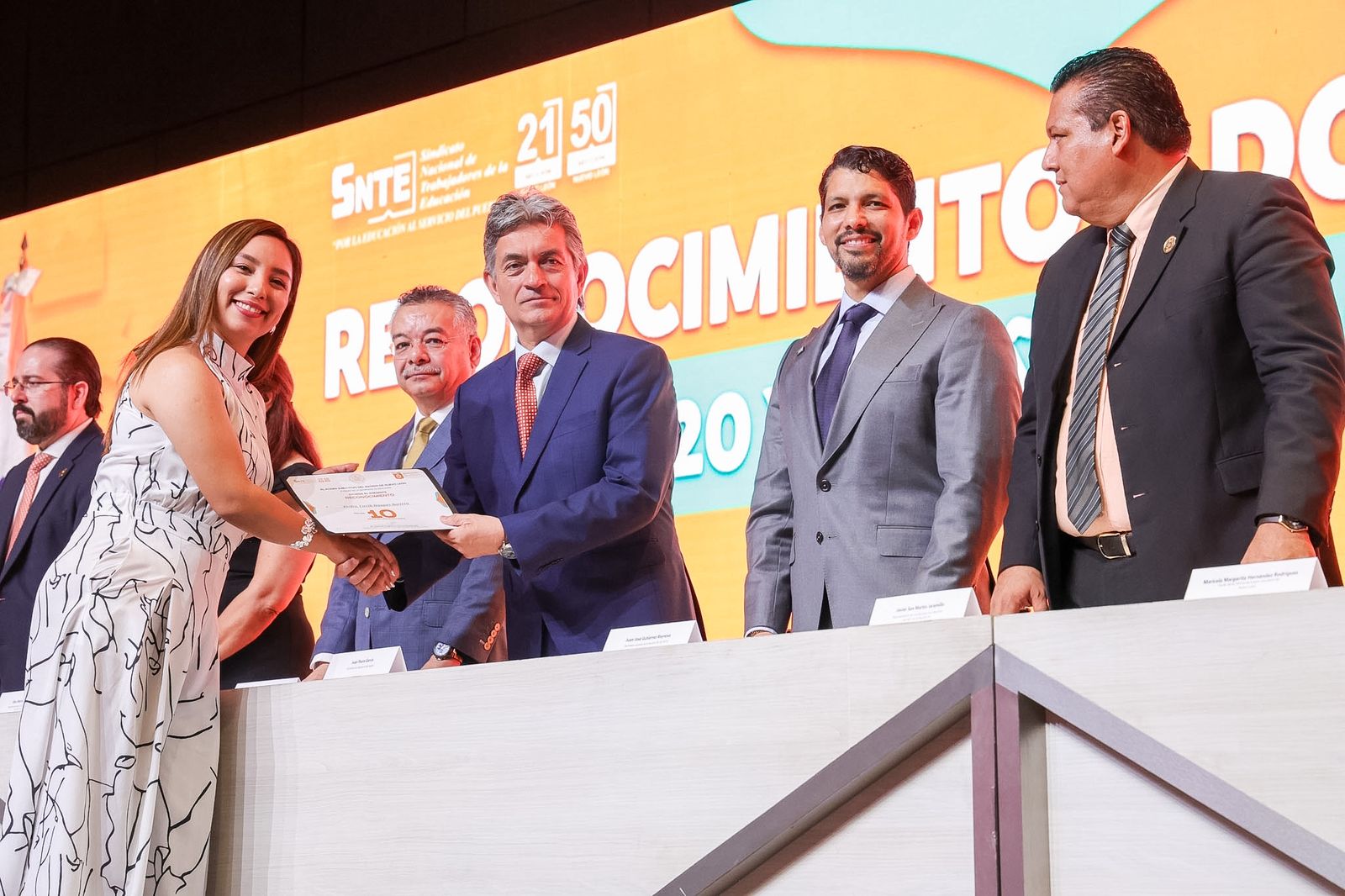 Reconocen Estado y SNTE a maestros por 10, 20 y 30 años de servicio