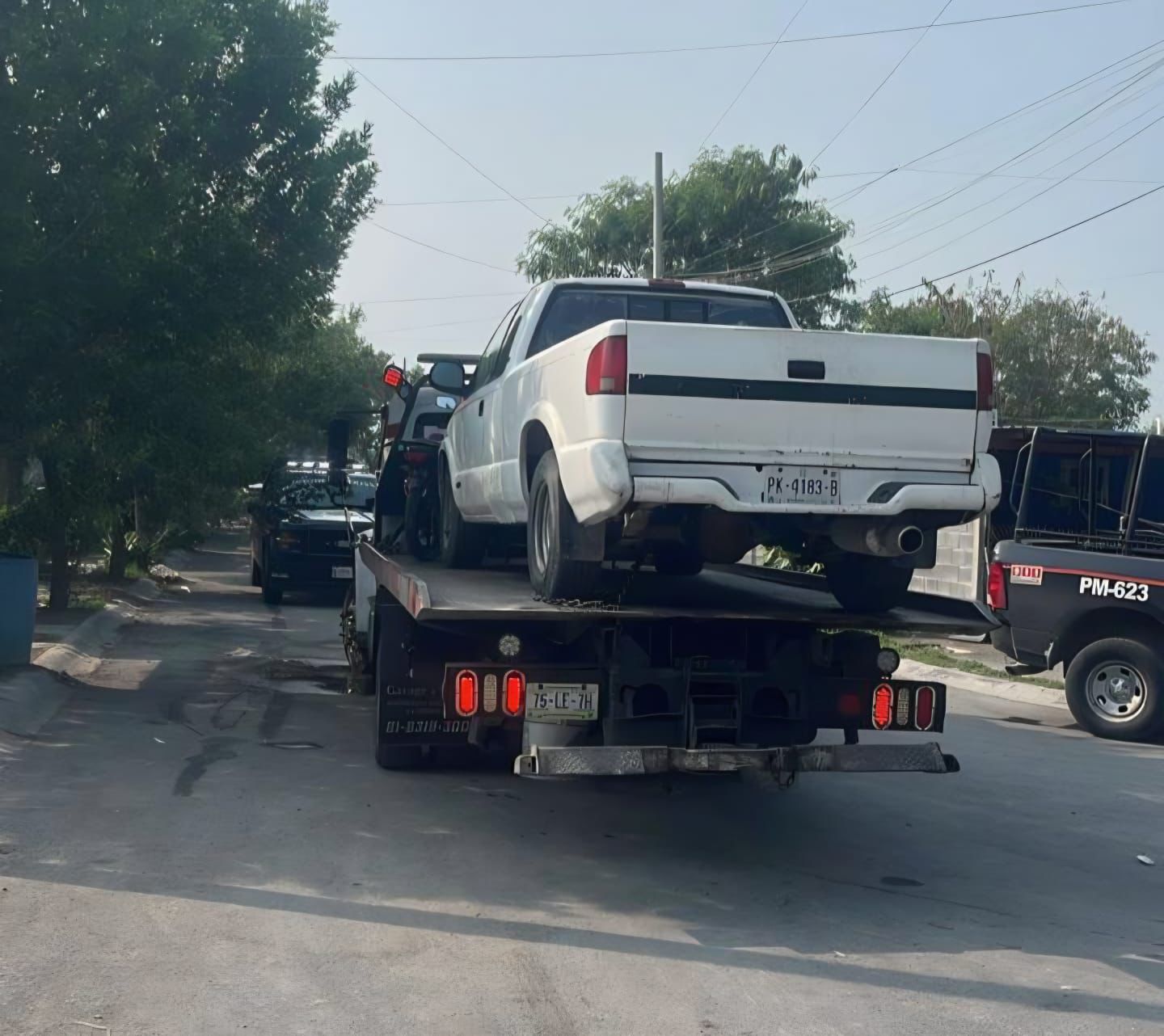 Asegura Policía de Juárez camioneta presuntamente utilizada para tirar basura en lote baldío