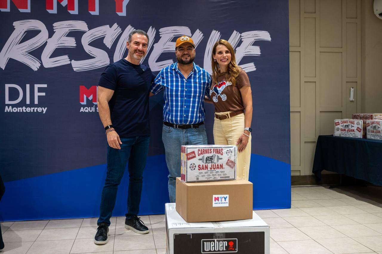 Celebran alcalde y su esposa el Día del Padre con entrega de asadores a familias regiomontanas