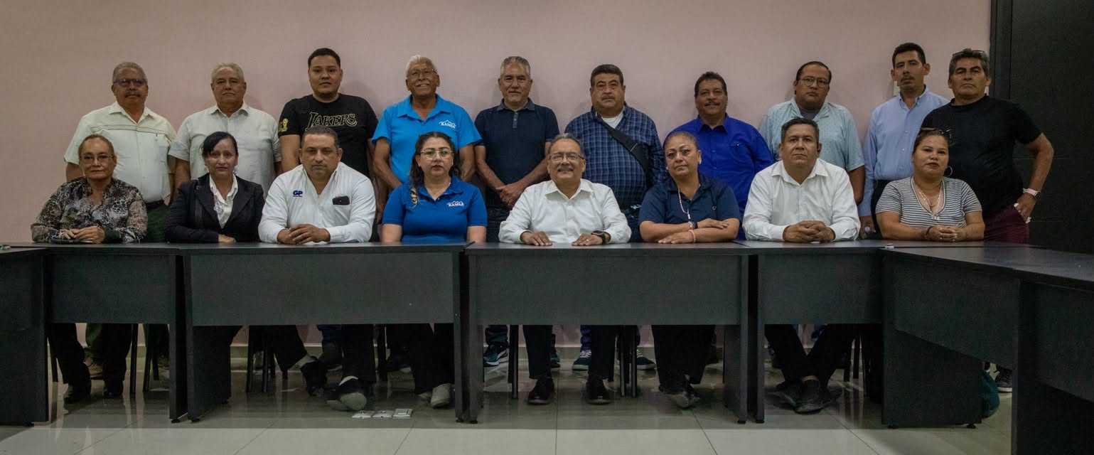 Se reúne Andrés Mijes con transportistas