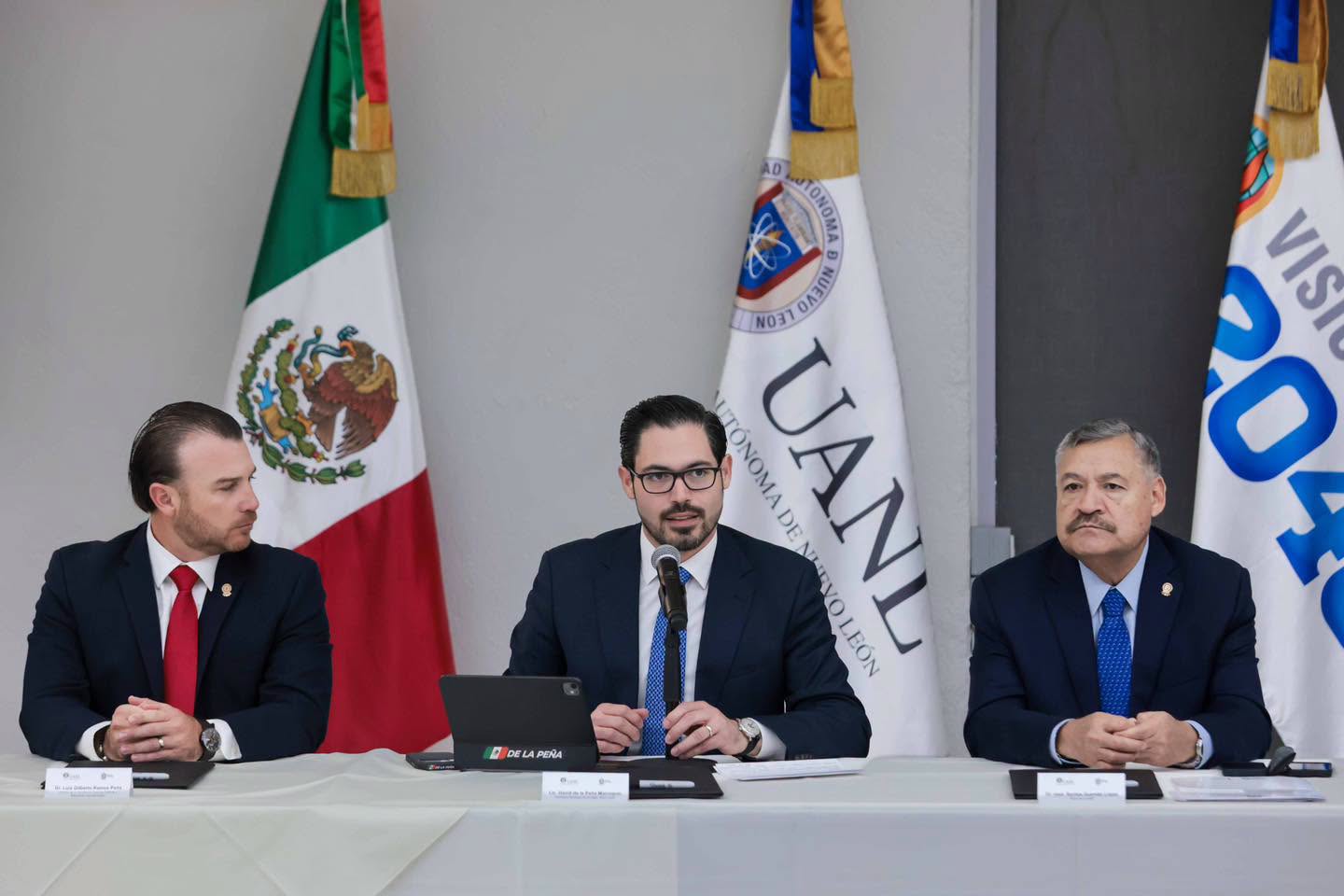 Firman Santiago y UANL convenio de becas para evitar la deserción universitaria