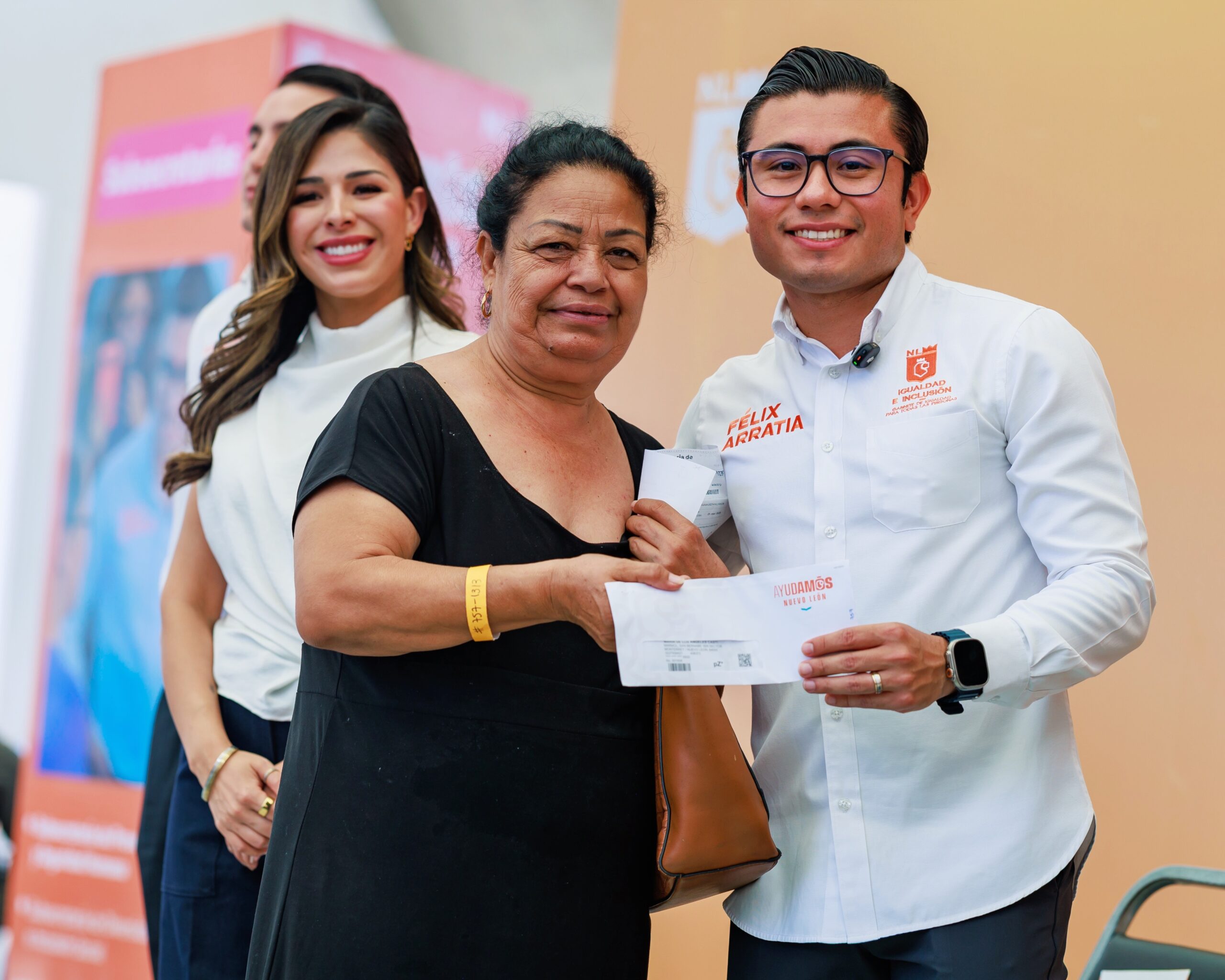 Más de 2,500 mujeres de Monterrey reciben su nueva tarjeta Ayudamos a las Mujeres