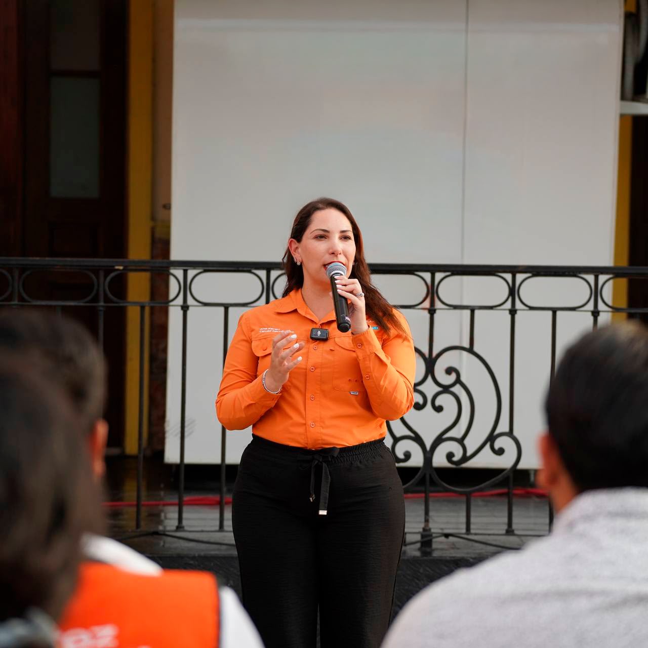 Juventud juarense muestra su talento y creatividad en “Mercadito Juvenil y Open Mic”