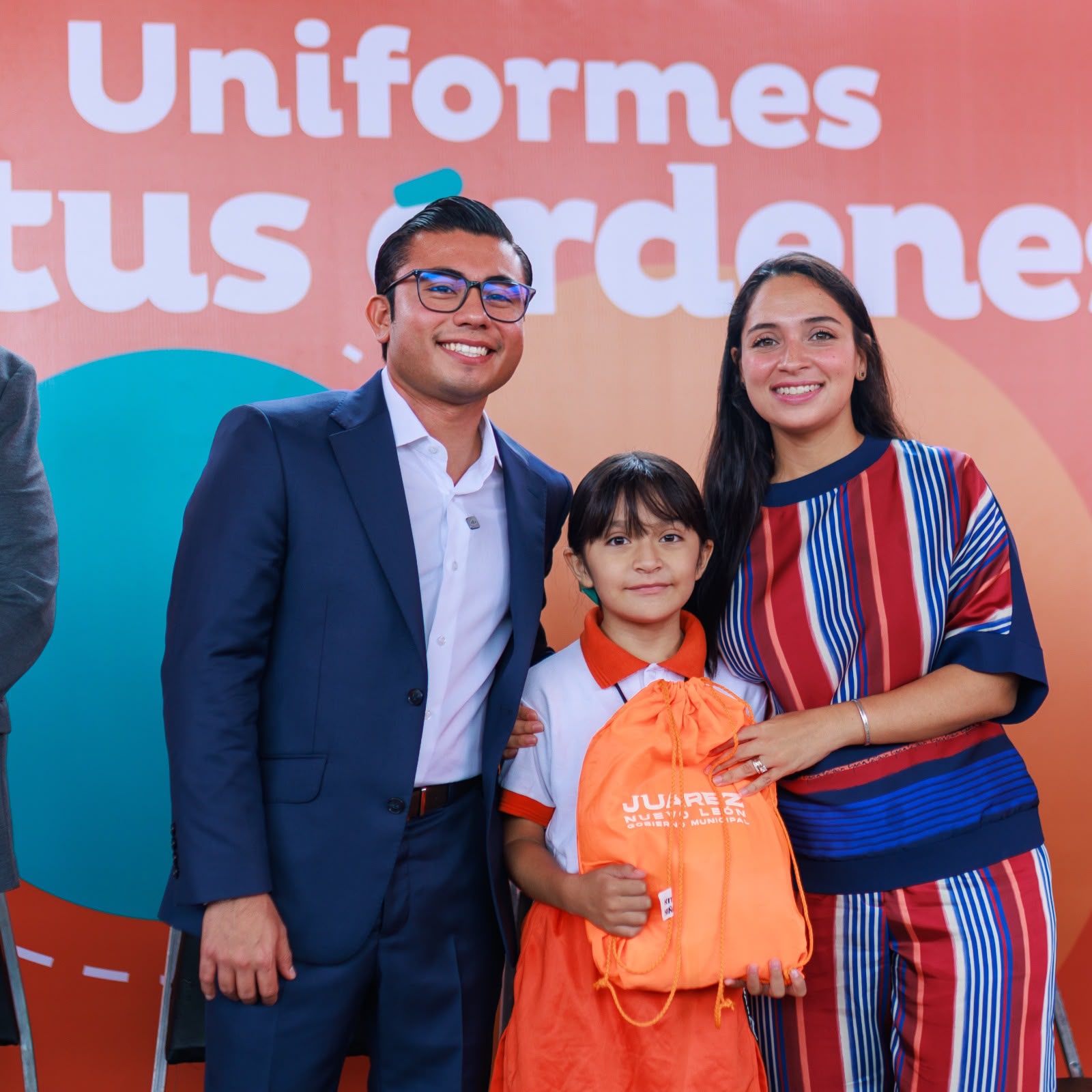 Arrancan Mónica Oyervides y Félix Arratia entrega de uniformes escolares gratuitos en Juárez