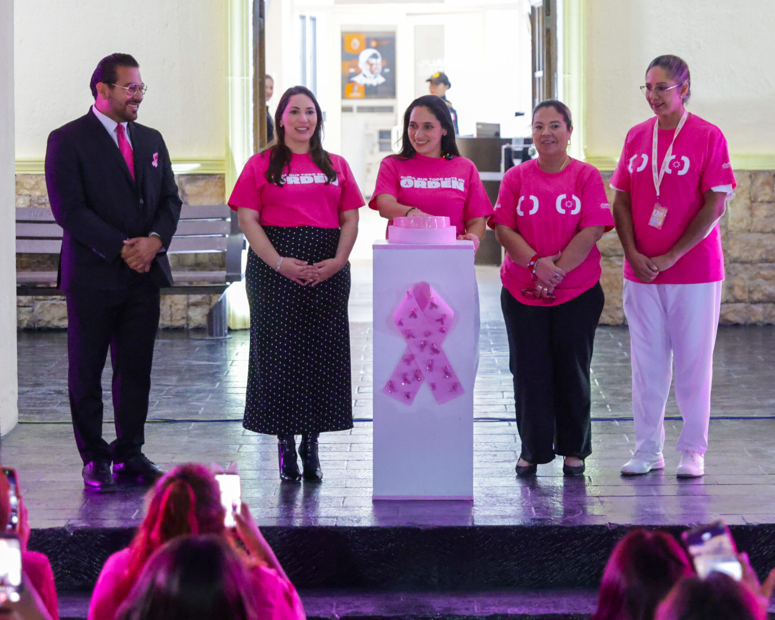 Ilumina Mónica Oyervides de rosa la Presidencia de Juárez para promover la detección oportuna del cáncer de mama