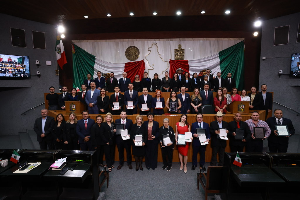 Congreso de Nuevo León entrega Medalla Fray Servando a 14 ciudadanos
