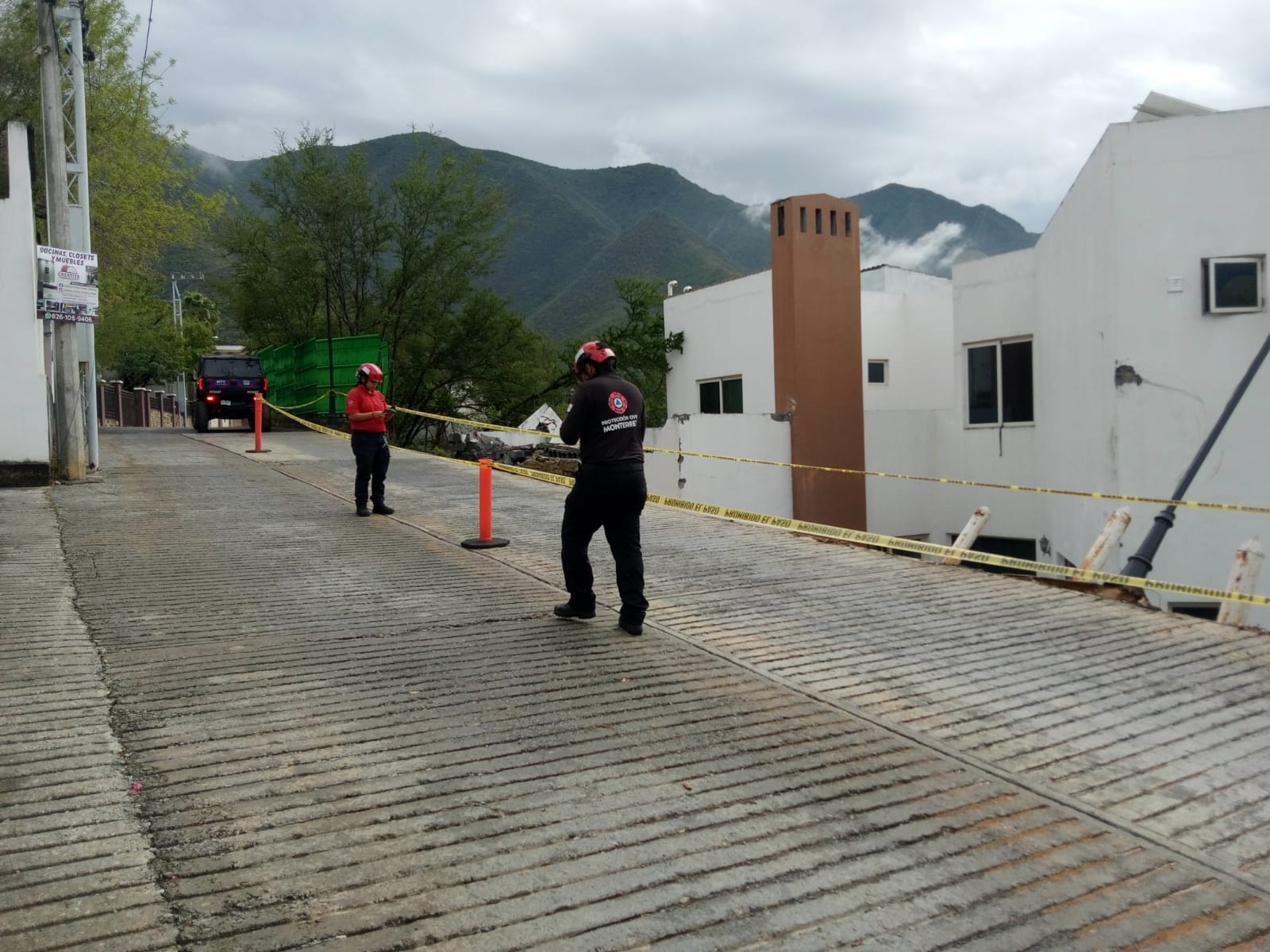 Resguardan calle por derrumbe de barda