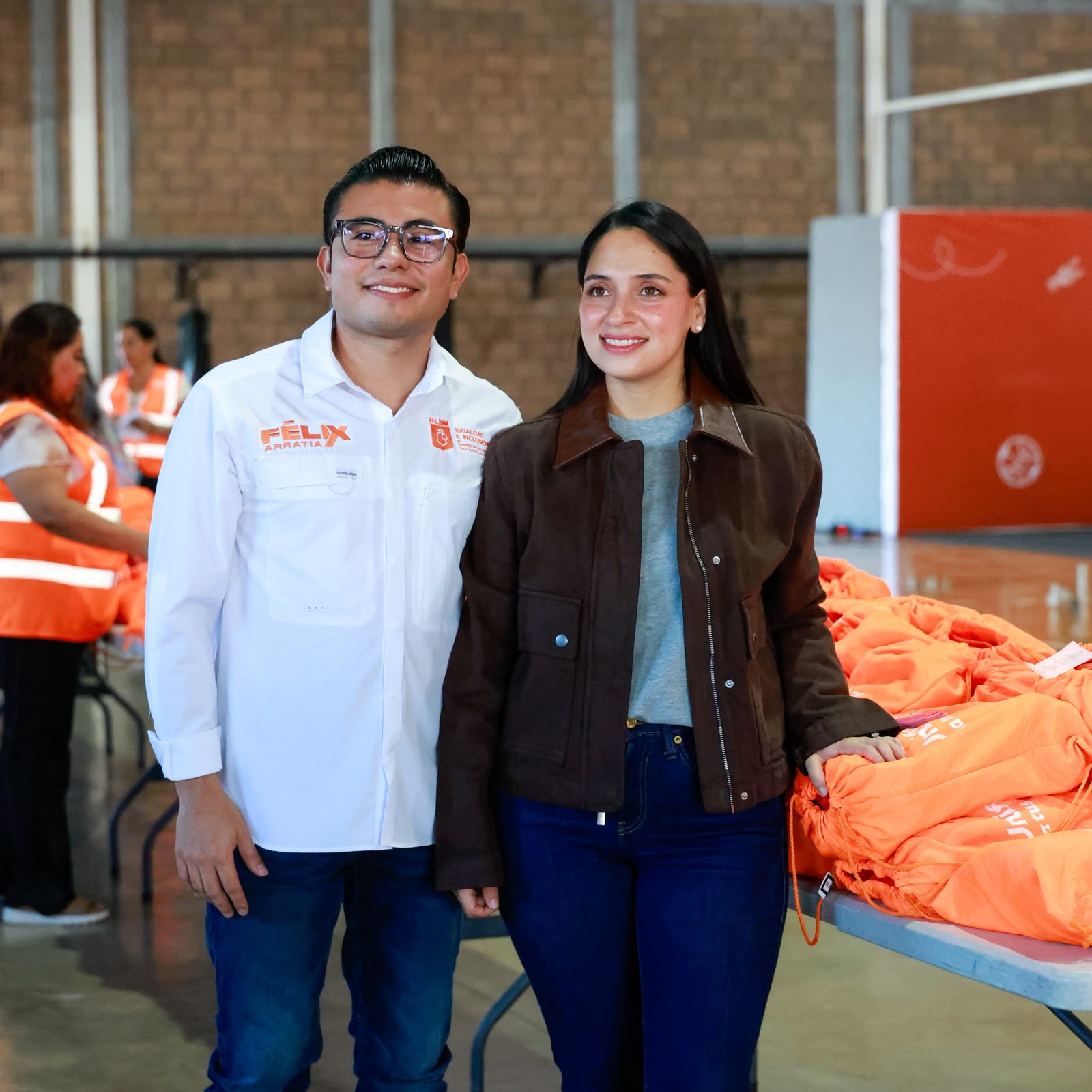 Mónica Oyervides y Félix Arratia consolidan entrega de más de 150 mil uniformes gratuitos en Juárez