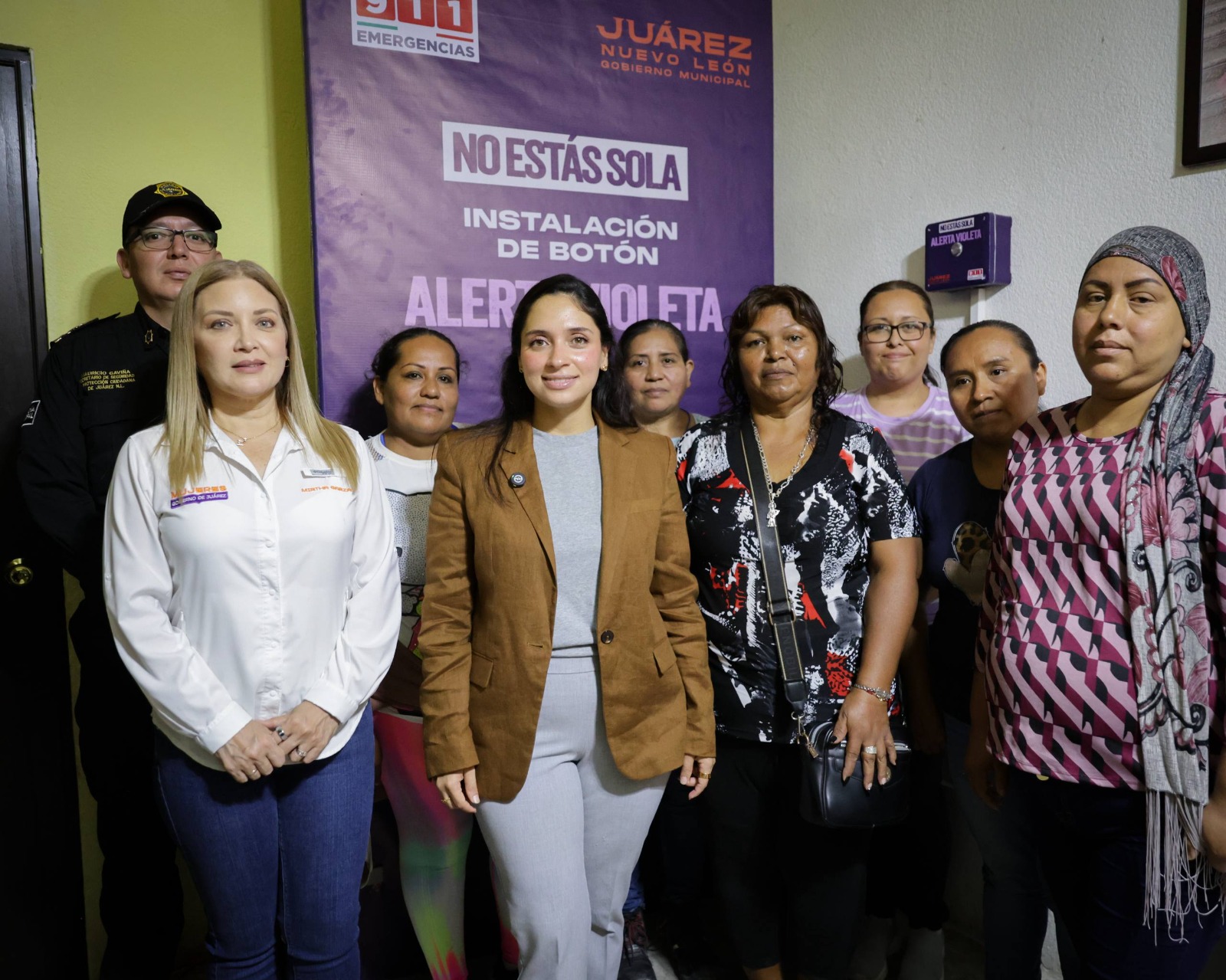 Instala Mónica Oyervides primer botón de emergencia para la prevención de violencia familiar
