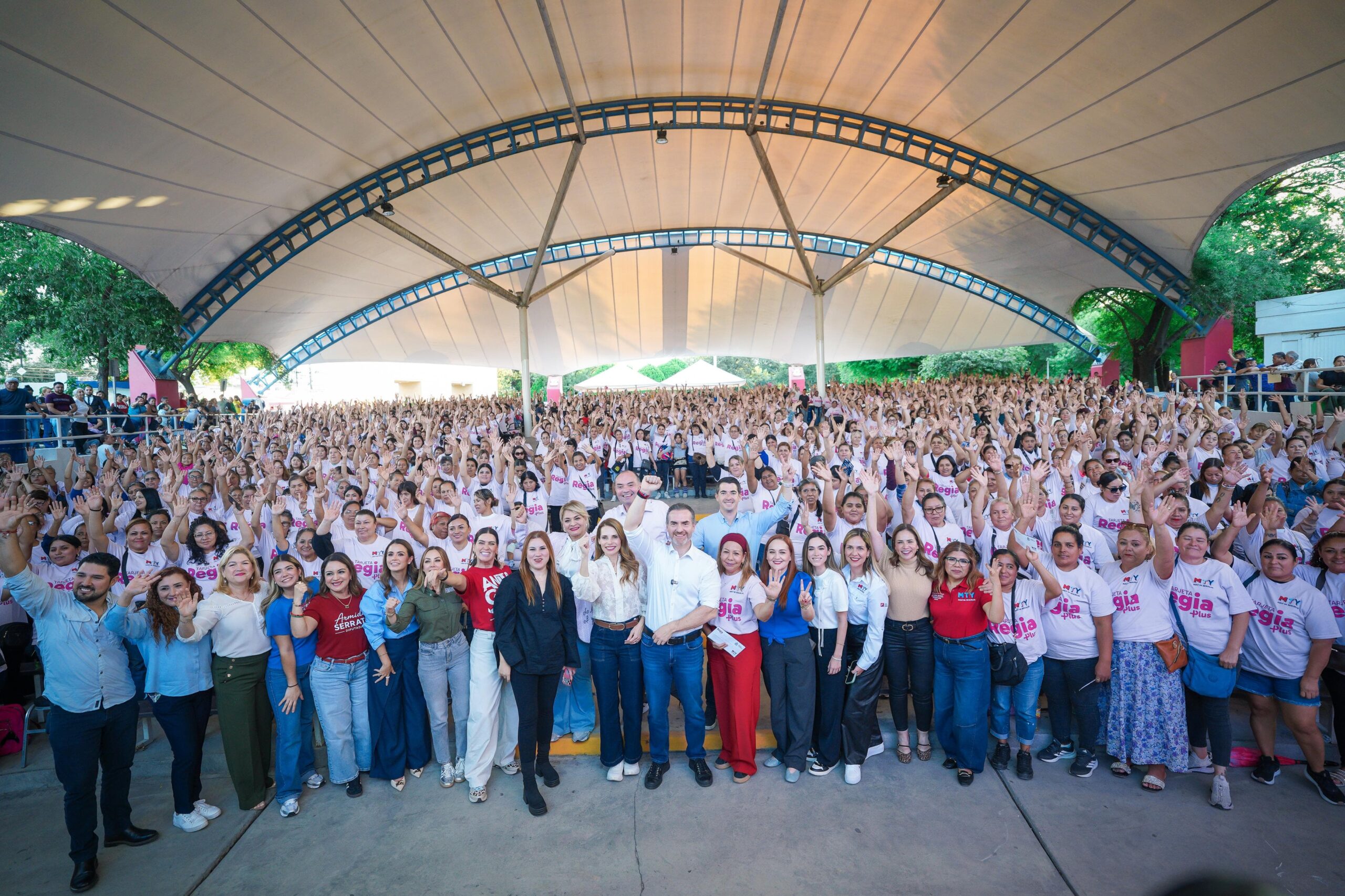 Entrega Gobierno de Monterrey 2 mil tarjetas Regia Plus en el Parque España