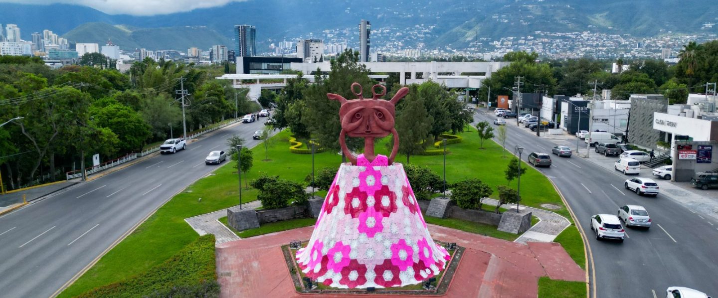 Viste San Pedro de rosa a la Niña Cangrejo para promover la detección oportuna del cáncer de mama
