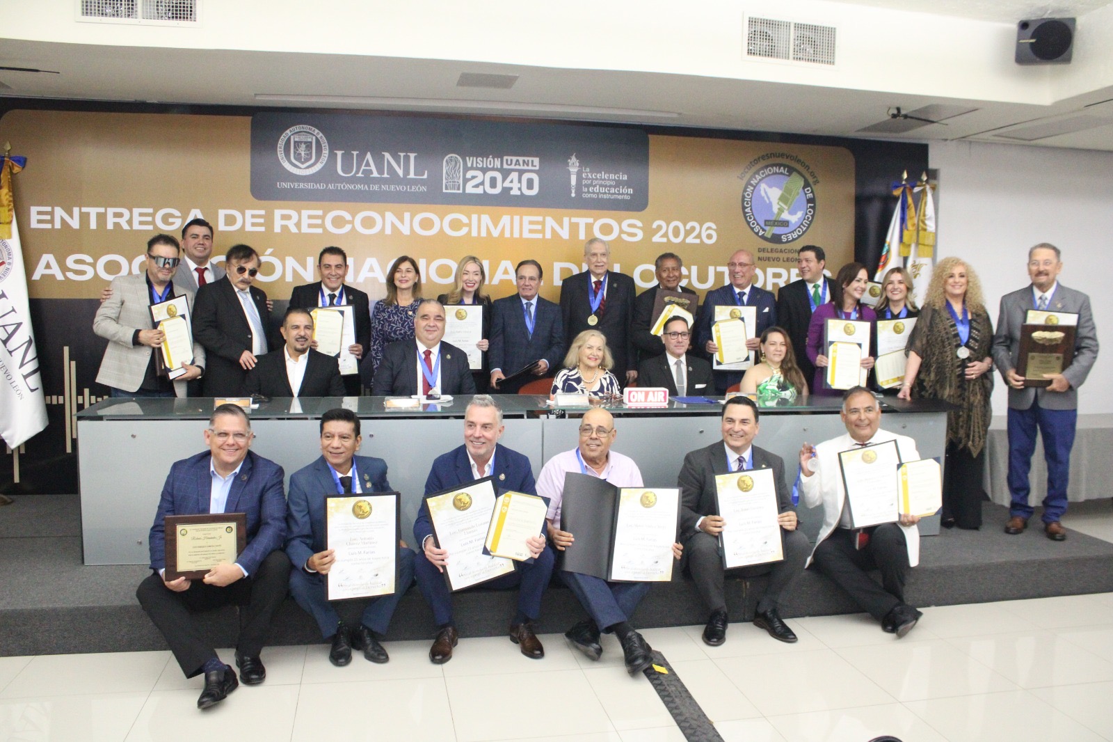 UANL y Locutores de NL entregan 22 reconocimientos a profesionales de la comunicación